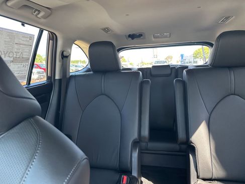 Used 2026 Toyota Highlander Limited AWD/4WD image 11