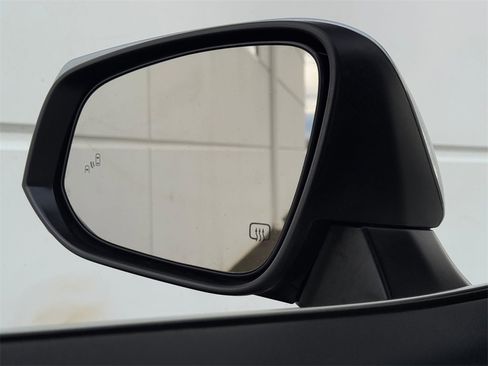 Certified 2023 Toyota Highlander XLE image 32