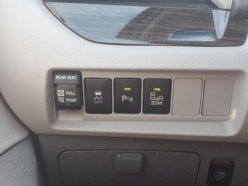 Used 2017 Toyota Sienna XLE Premium image 11