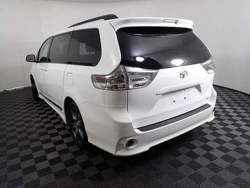 Used 2017 Toyota Sienna SE FWD image 14