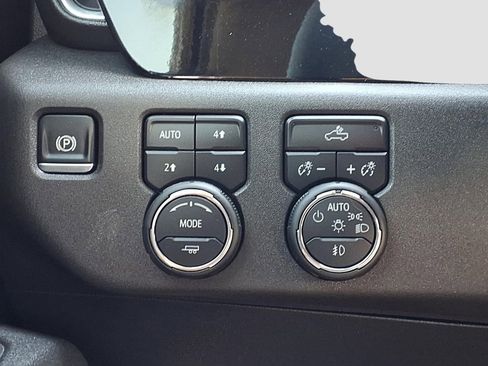 Used 2025 Chevrolet Silverado 1500 LT Trail Boss w/ Convenience Package II AWD/4WD image 18