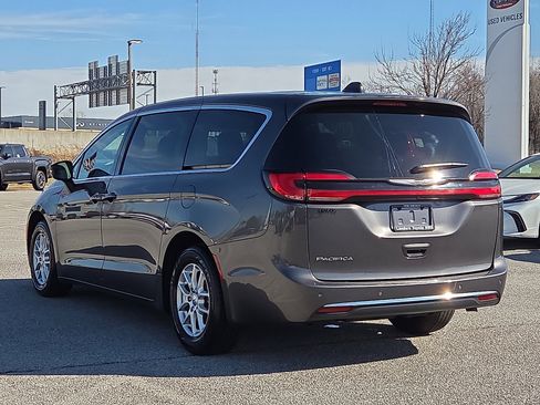 Used 2023 Chrysler Pacifica Touring-L image 4