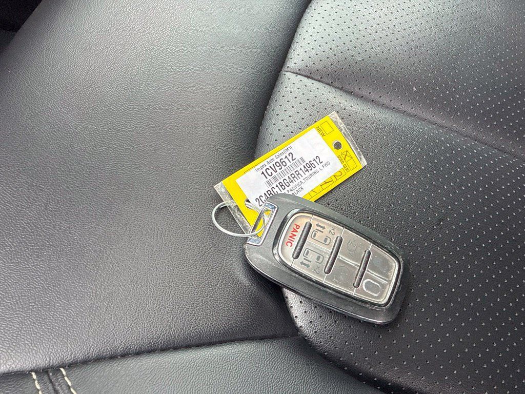 Used 2024 Chrysler Pacifica Touring-L FWD image 31