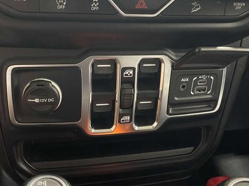 Used 2020 Jeep Wrangler Unlimited Sahara w/ Uconnect 4C Nav & Sound Group AWD/4WD image 28