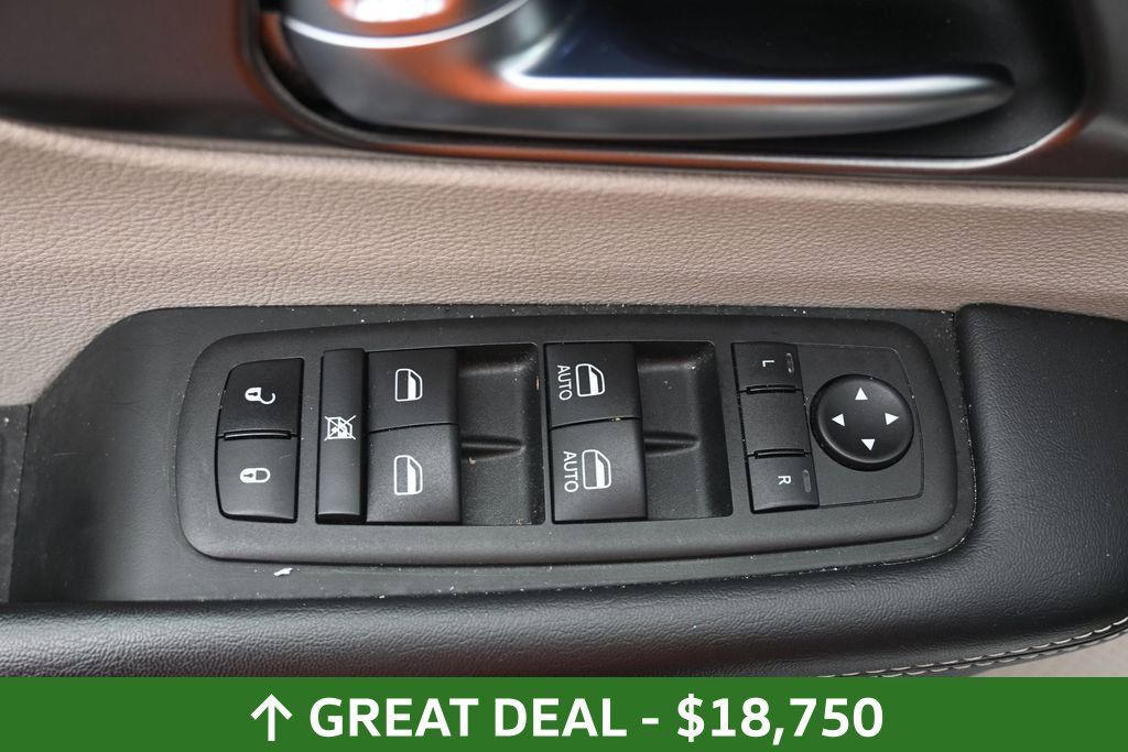 Used 2023 Chrysler Pacifica Touring-L FWD image 21