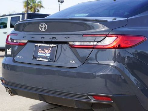 Used 2025 Toyota Camry SE w/ Convenience Package image 5