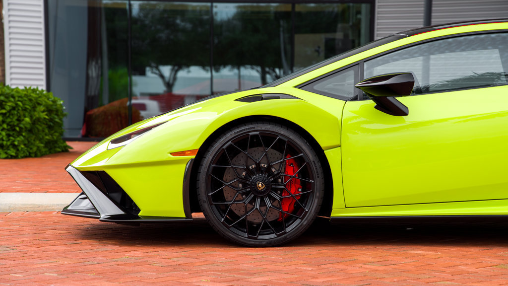 Used 2022 Lamborghini Huracan STO RWD image 2