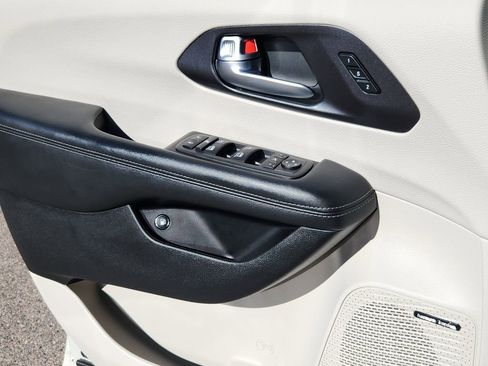 Used 2020 Chrysler Pacifica Limited w/ Advanced Safetytec Group image 6