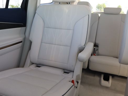 Used 2022 Buick Enclave Avenir w/ Avenir Technology Package AWD/4WD image 10