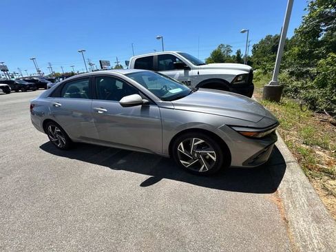 Used 2025 Hyundai Elantra SEL FWD image 3
