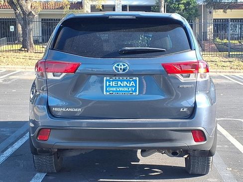 Used 2017 Toyota Highlander LE image 6