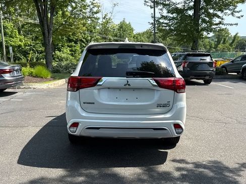 Used 2019 Mitsubishi Outlander 4WD Plug-In Hybrid image 3