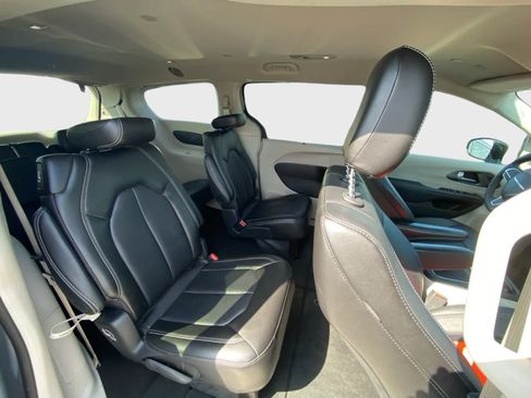 Used 2024 Chrysler Pacifica Touring-L FWD image 15