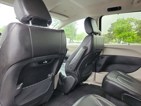 Used 2023 Chrysler Pacifica Touring-L FWD image 13