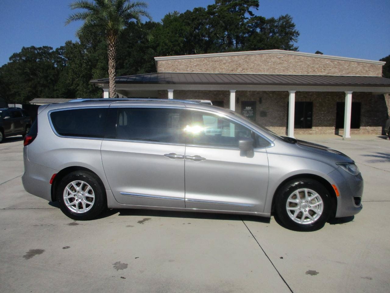 Used 2020 Chrysler Pacifica Touring-L FWD image 15