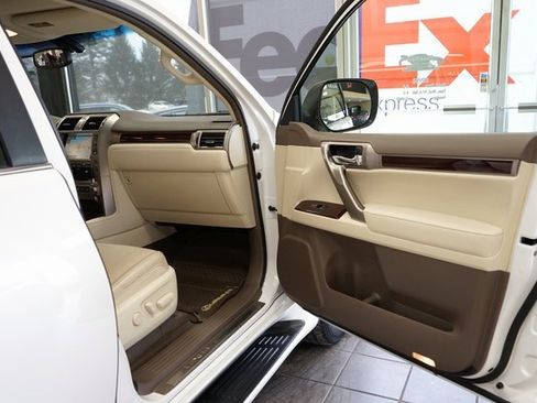 Used 2017 Lexus GX 460 image 44