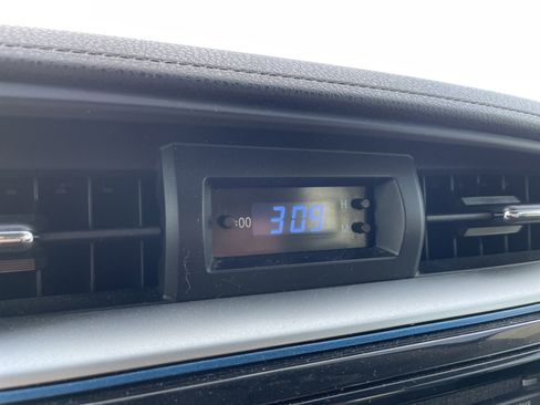 Used 2015 Toyota Corolla LE image 22