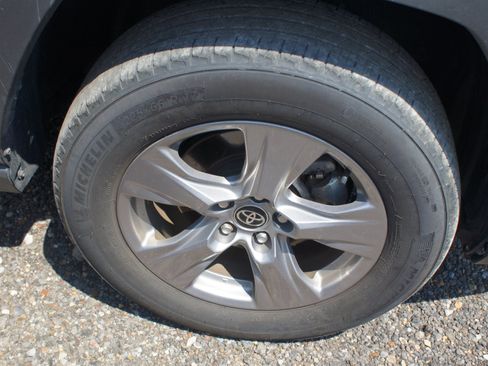 Used 2025 Toyota RAV4 XLE AWD/4WD image 4