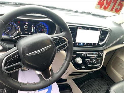 Certified 2022 Chrysler Pacifica Touring-L image 15