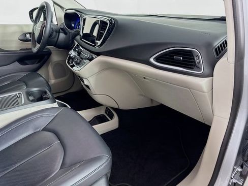 Used 2024 Chrysler Pacifica Touring-L image 33