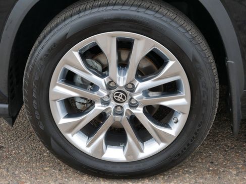 Used 2024 Toyota Highlander Limited image 11