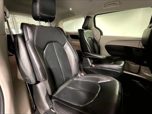 Used 2022 Chrysler Pacifica Touring-L FWD image 33