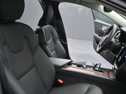 Used 2025 Volvo V60 B5 Cross Country Plus image 15