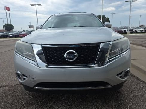Used 2013 Nissan Pathfinder Platinum FWD image 2