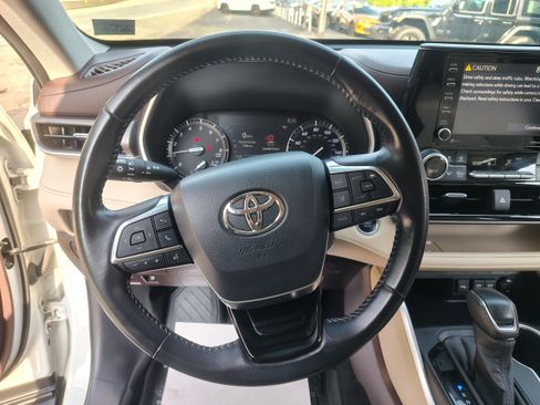 Used 2020 Toyota Highlander XLE AWD/4WD image 33