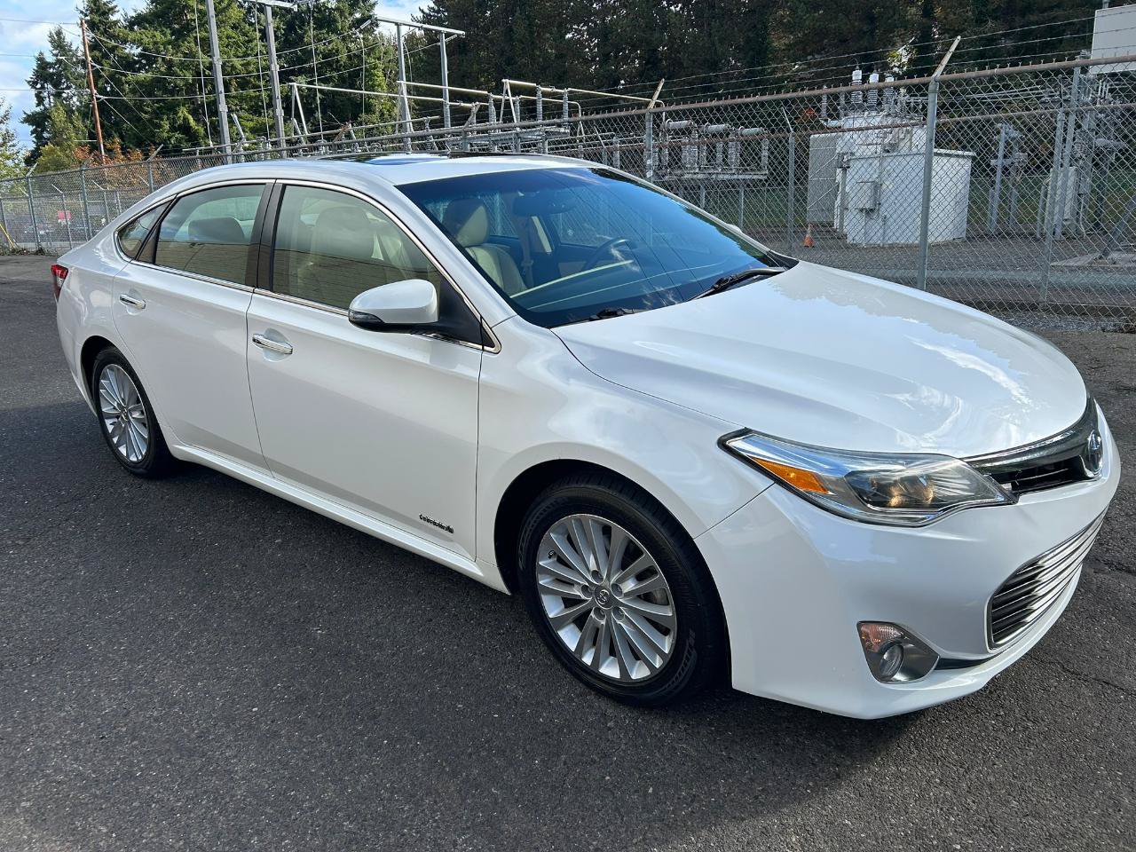 Used 2014 Toyota Avalon XLE Touring FWD image 3