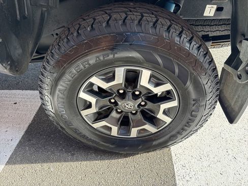 Used 2022 Toyota Tacoma TRD Off-Road image 20