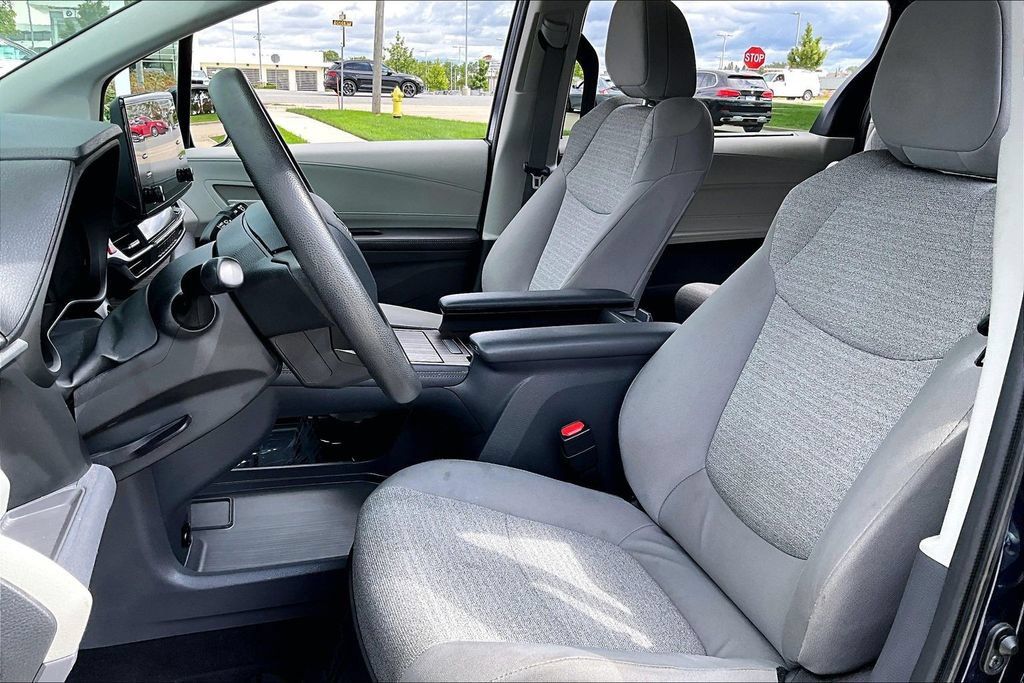 Used 2022 Toyota Sienna LE FWD image 11