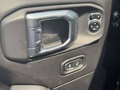 Used 2019 Jeep Wrangler Unlimited Sahara AWD/4WD image 17