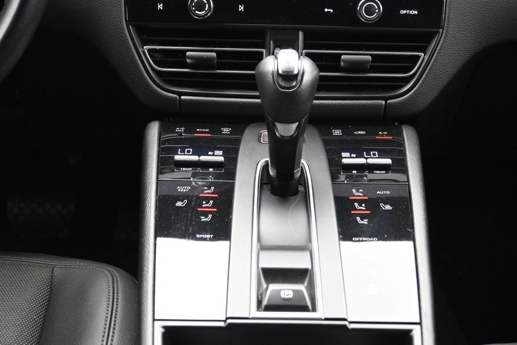Certified 2022 Porsche Macan AWD/4WD image 23