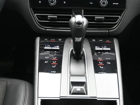 Certified 2022 Porsche Macan AWD/4WD image 23