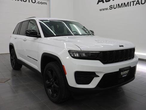 Used 2023 Jeep Grand Cherokee Altitude AWD/4WD image 2