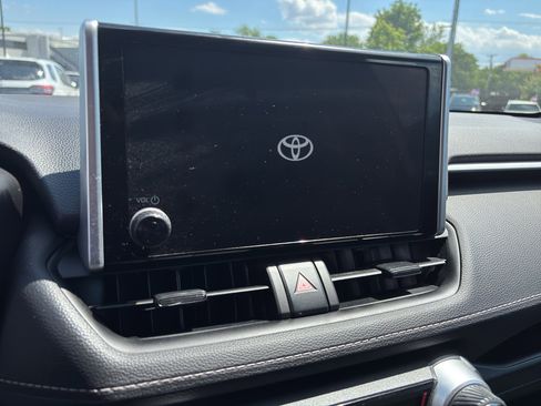 Used 2023 Toyota RAV4 LE AWD/4WD image 9
