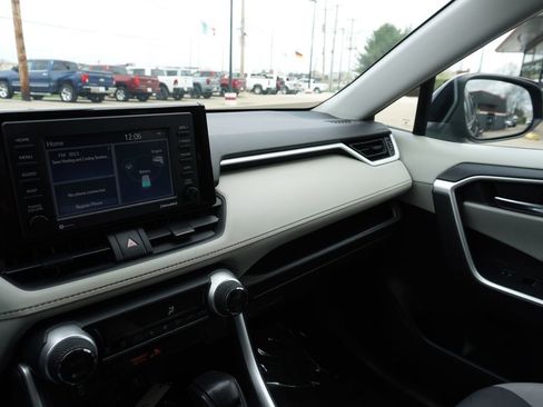 Used 2022 Toyota RAV4 XLE AWD/4WD image 18