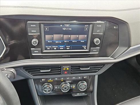 Used 2024 Volkswagen Jetta SE image 14