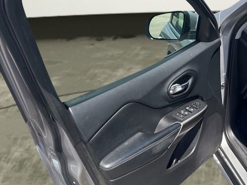 Used 2019 Jeep Cherokee Latitude w/ Cold Weather Group image 5