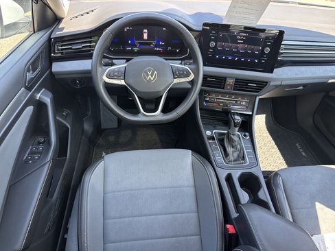 Certified 2025 Volkswagen Jetta SE FWD image 7