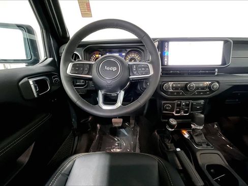 Used 2026 Jeep Wrangler Unlimited Sahara AWD/4WD image 4