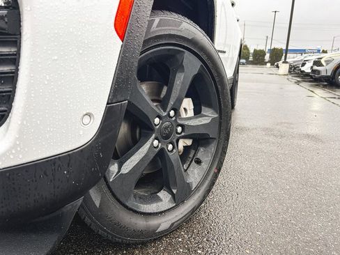 Used 2023 Jeep Grand Cherokee Limited w/ Luxury Tech Group II image 2