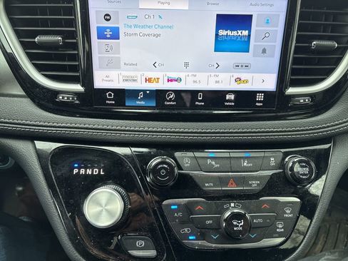 Used 2025 Chrysler Pacifica Select image 16