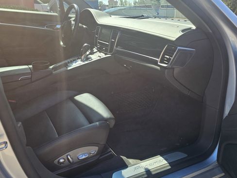 Used 2016 Porsche Panamera 4 w/ Premium Package Plus image 30