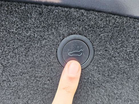 Used 2022 Tesla Model X image 77