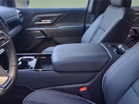 Used 2025 Chevrolet Silverado EV LT image 29