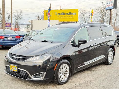 Used 2018 Chrysler Pacifica Touring-L image 8