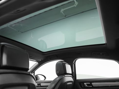 Certified 2022 Porsche Cayenne Platinum Edition AWD/4WD image 44