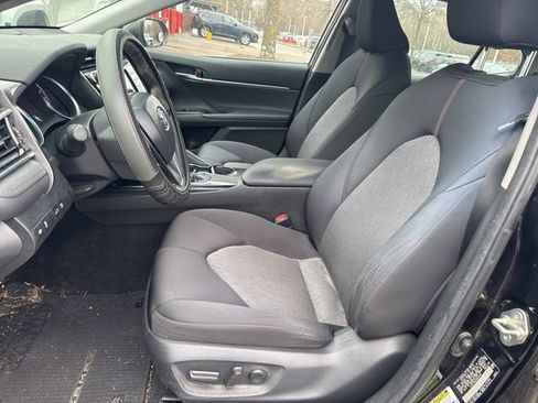 Used 2018 Toyota Camry LE image 4